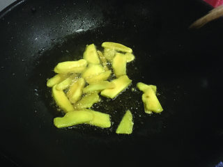 8、猪脚醋,热油下老姜。翻炒直到姜香漂。放一旁