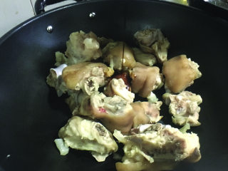 9、猪脚醋,入煮好的猪脚到锅里