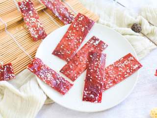 7、猪肉脯,第一次做可以按我的量来，量不算多，吃了一次可以根据需要更改调味料。还有人觉得刷两遍蜂蜜更好吃，你们可以根据需要来。