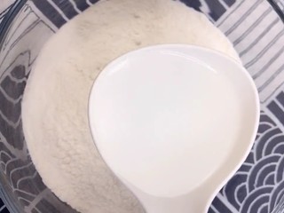 1、早餐鸡蛋饼,碗中加入两勺面粉，一勺盐，适量清水