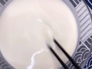 2、早餐鸡蛋饼,搅拌成无颗粒面糊