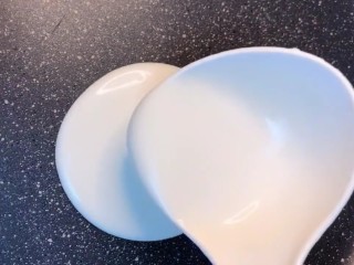 4、早餐鸡蛋饼,平底锅刷油，倒入面糊