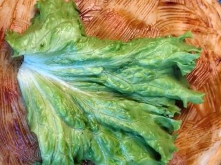 10、早餐鸡蛋饼,背面刷上自己喜欢吃的酱，放上生菜