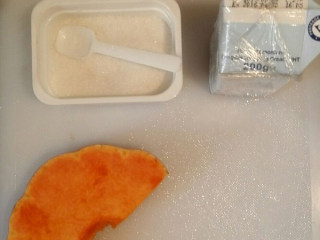 1、南瓜奶油浓汤,备好原料