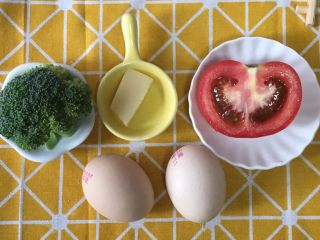 1、宝宝辅食之番茄芝士厚蛋烧,食材准备：鸡蛋2个，芝士10克，番茄40克，西兰花30克。