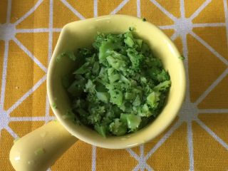 2、宝宝辅食之番茄芝士厚蛋烧,西蓝花洗净，焯水1分钟左右，切碎