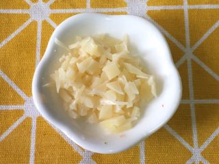 3、宝宝辅食之番茄芝士厚蛋烧,芝士切碎