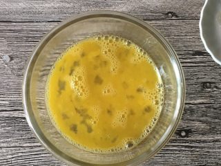 4、宝宝辅食之番茄芝士厚蛋烧,鸡蛋打散，