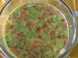 5、宝宝辅食之番茄芝士厚蛋烧,搅拌均匀。