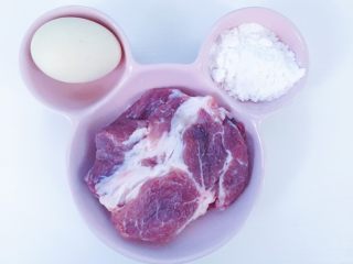 1、儿童猪肉肠,食材准备：梅花肉200克（最好选肥瘦相间的哦 它的油脂会让肉肠吃起来不那么发柴）鸡蛋1个 玉米淀粉50克