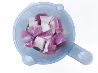 3、儿童猪肉肠,切好的猪肉粒放入辅食机