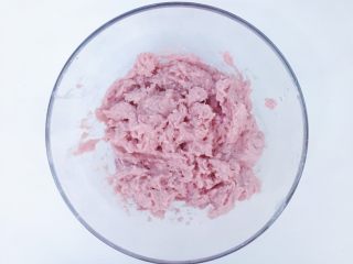 4、儿童猪肉肠,搅拌成细腻的猪肉糜