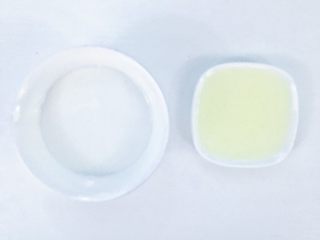 5、儿童猪肉肠,食材处理二：玉米淀粉加适量清水兑成水淀粉 鸡蛋分离取蛋清备用