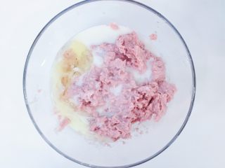 6、儿童猪肉肠,将水淀粉和鸡蛋清一起倒入搅好的猪肉糜