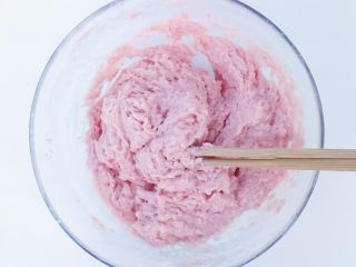 7、儿童猪肉肠,顺时针搅拌上劲儿 