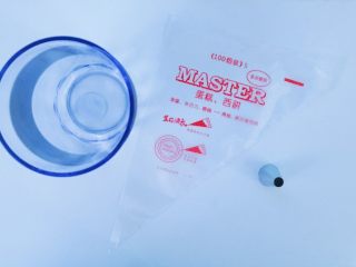 8、儿童猪肉肠,准备好一个深口杯 一个裱花袋 一个裱花嘴