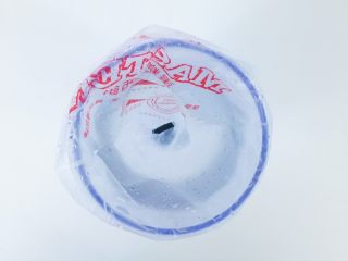 9、儿童猪肉肠,裱花嘴套在裱花袋上放进深口杯 将肉糜倒进裱花袋 剪一小口