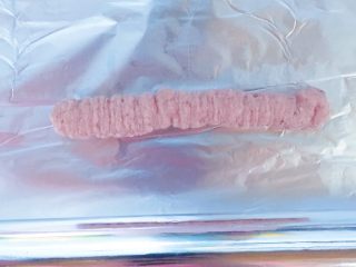 11、儿童猪肉肠,锡纸铺开 挤出大小适中的肉糜