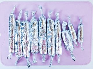 12、儿童猪肉肠,小心翼翼的卷起来拧紧两端 （锡纸很脆弱容易裂所以卷的时候格外注意）