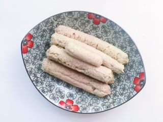 14、儿童猪肉肠,蒸好的猪肉肠冷却好撕去锡纸即可食用