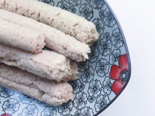 15、儿童猪肉肠,吃不完的可以放冰箱冷冻 要吃的时候取出室温软化上锅蒸熟 尽快食用完毕