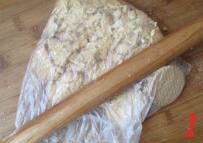 1、椰香坚果乳酪条,消化饼干放在食品袋中用擀面杖擀碎