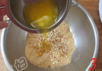 3、椰香坚果乳酪条,加入融化的黄油备用。