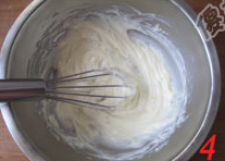 4、椰香坚果乳酪条,奶油奶酪隔热水搅拌成细滑状