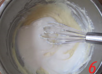 6、椰香坚果乳酪条,加入酸奶和淡奶油,搅拌均匀。