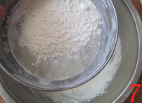 7、椰香坚果乳酪条,筛入低筋面粉,搅拌至均匀无颗粒。