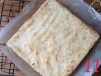 11、椰香坚果乳酪条,出炉后放在冷却架上完全冷却后脱模,入冷藏室呆2个小时以上,过夜口感更好。