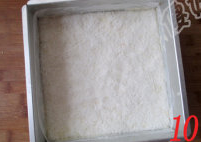 10、椰香坚果乳酪条,表面撒上椰蓉,厚薄随意。入预热至160度的烤箱,中层,上下火,烤45分钟,中间上色需加盖锡纸。