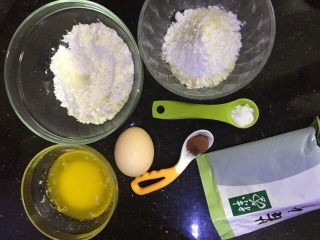 1、三色法式玛德琳蛋糕,所有的材料准备好，黄油先溶化为液体待用