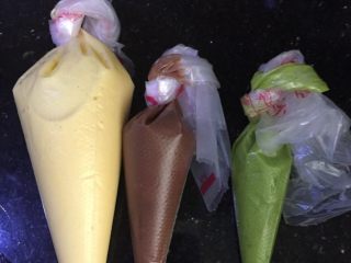 6、三色法式玛德琳蛋糕,将三种颜色的面糊装入裱花袋里，放入冰箱冷藏至少1小时