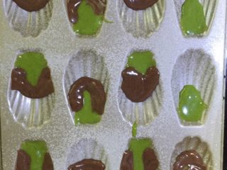 8、三色法式玛德琳蛋糕,在模具里先挤上一点点抹茶面糊，再挤上一点点可可面糊，这样做造型，造型很随意，想怎样弄就怎样弄
