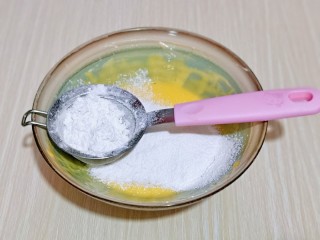 6、半熟芝士蛋糕,低筋面粉过细筛。