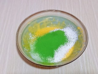 7、半熟芝士蛋糕,再筛入大麦青汁粉。(抹茶粉也可以)