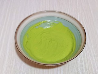 8、半熟芝士蛋糕,用手动打蛋器打至无干粉，且细腻饱满，放旁边备用。