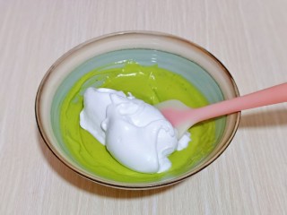 11、半熟芝士蛋糕,取一半蛋白，放入奶酪糊中，翻拌均匀。