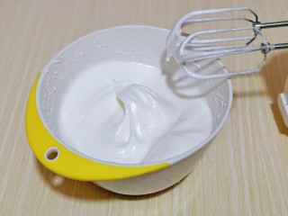 10、半熟芝士蛋糕,打至湿性发泡偏软状态，这时烤箱预热，将烤盘里装入水，180度预热。