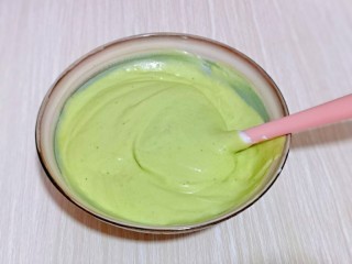 12、半熟芝士蛋糕,再把蛋糕糊倒入蛋白器具中，翻拌至看不到蛋白即可，做好的蛋糕糊，细腻饱满。