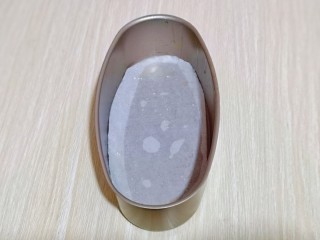 13、半熟芝士蛋糕,模具底部及四周刷上少许食用油，再垫上油纸。(6寸蛋糕模具也可以)