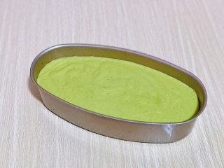 14、半熟芝士蛋糕,将蛋糕糊倒入模具中，轻轻震出气泡。