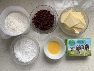 1、蔓越莓饼干,黄油切小块室温软化、蔓越莓干切碎、低粉过筛，其他材料备好。