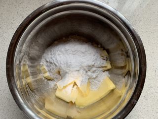 3、蔓越莓饼干,加入糖粉，先用搅拌刀稍微拌一下防止糖粉飞溅