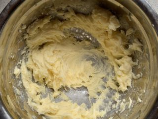 4、蔓越莓饼干,再中速搅匀就可以了，不用打发