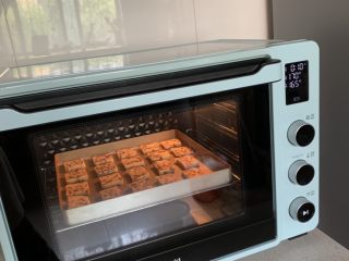 13、蔓越莓饼干,入预热好的烤箱上下火165度、中层、烤20-25分钟，至表面微微金黄。