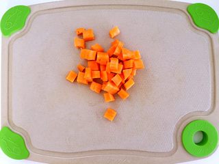 2、胡萝卜鱼豆腐,胡萝卜切丁，容易快速蒸熟。