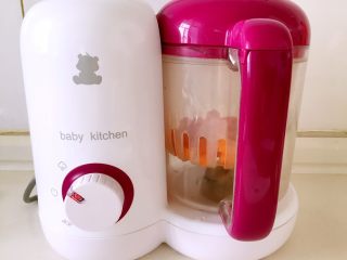 3、胡萝卜鱼豆腐,放入辅食机蒸15分钟，可以用筷子戳一下，最好是软烂。