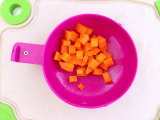 4、胡萝卜鱼豆腐,倒出放在容器中，放凉备用。